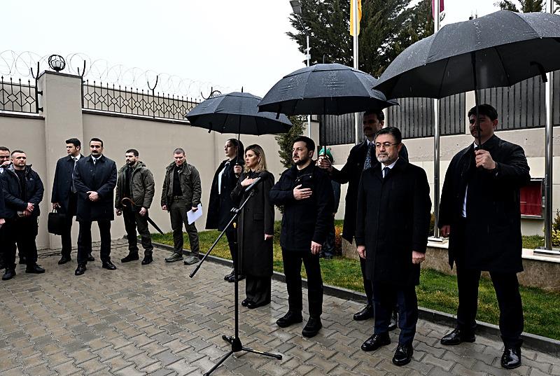 Ukrayna Devlet Başkanı Volodimir Zelenskiy, eşi Olena Zelenski ile birlikte, Ukrayna'nın Ankara Büyükelçiliği Hizmet Binasının açılış törenine katıldı. Tarım ve Orman Bakanı İbrahim Yumaklı da törende yer aldı.  (Fotoğraf: AA)
