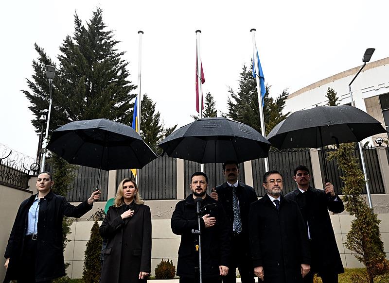 Ukrayna Devlet Başkanı Volodimir Zelenskiy, eşi Olena Zelenski ile birlikte, Ukrayna'nın Ankara Büyükelçiliği Hizmet Binasının açılış törenine katıldı. Tarım ve Orman Bakanı İbrahim Yumaklı da törende yer aldı.  (Fotoğraf: AA)