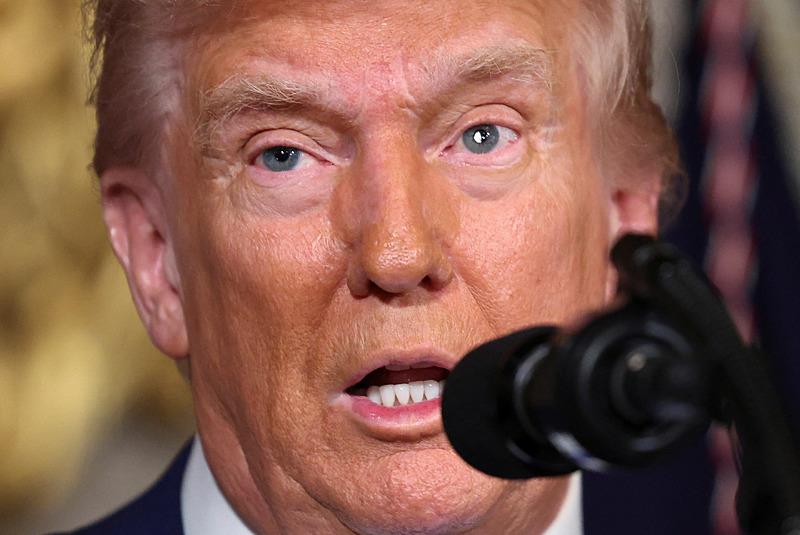 ABD Başkanı Donald Trump, Florida'daki malikanesi Mar-a-Lago'da basın toplantısı düzenledi. (Reuters)