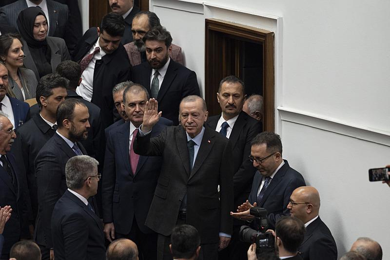 Başkan ve AK Parti Genel Başkanı Recep Tayyip Erdoğan, partisinin TBMM Grup Toplantısı'na katılarak partilileri selamladı. (Fotoğraf: AA)