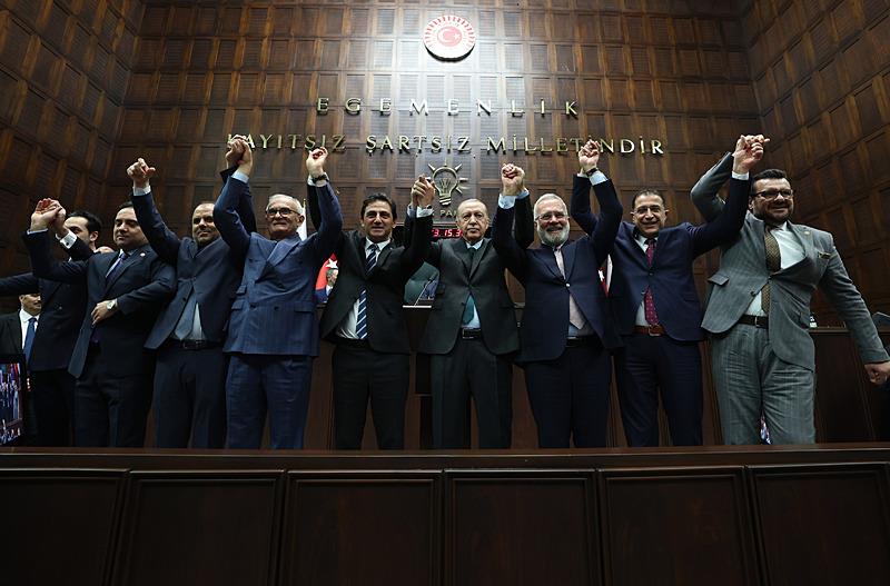 Erdoğan, AK Parti TBMM Grup Toplantısı'na katıldı. Erdoğan, partisine katılan yeni üyelere rozetlerini taktı, hatıra fotoğrafı çektirdi. (AA)