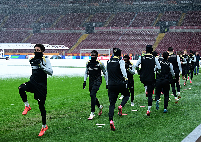 AZ Alkmaar'lı oyuncular sona idmanlarını RAMS Park'ta yaptı (AA)