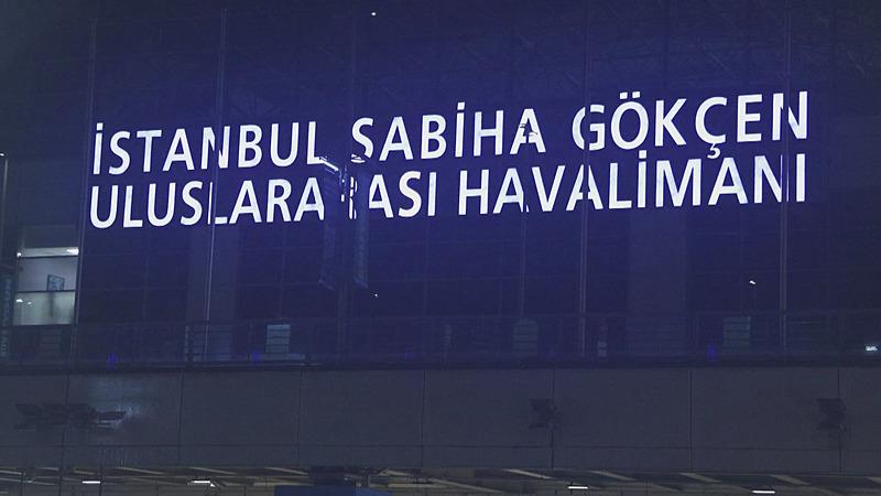 İstanbul Sabiha Gökçen Havalimanı'nda etkili olan kar yağışı uçuşlarda aksamalara neden oldu. (DHA)