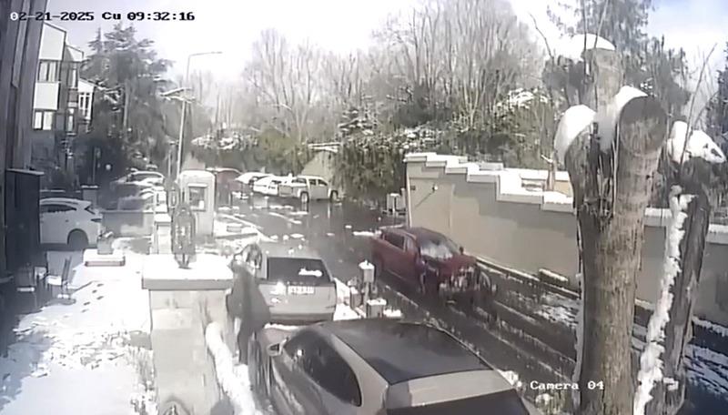 Sarıyer'de karlı yolda direksiyon hakimiyetini kaybeden Saliha B.'nin direksiyon hakimiyetini kaybettiği cip, önce park halindeki 4 araca, ardından da Refi Pekmez'e (43) çarptı. (DHA)