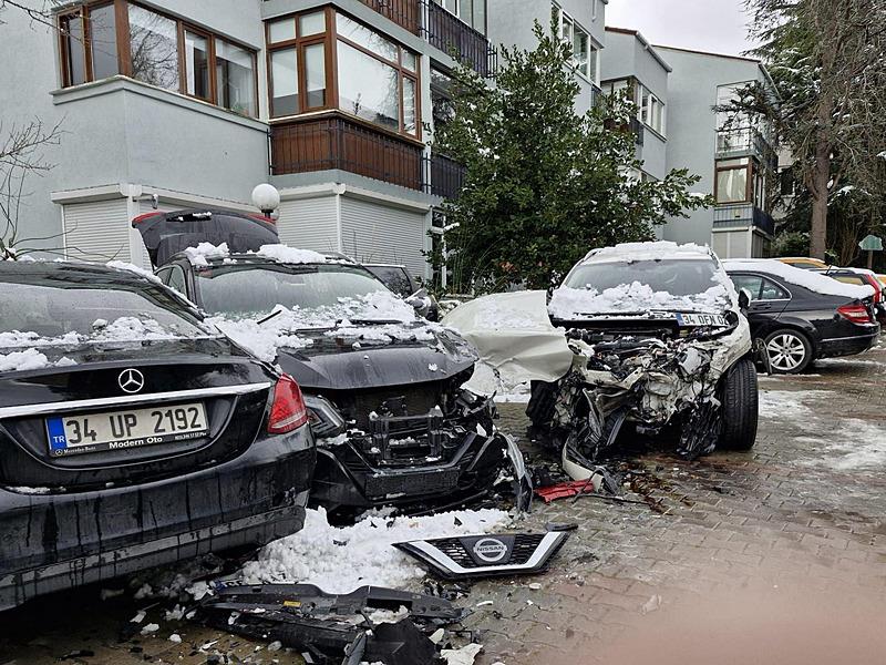 Sarıyer'de karlı yolda direksiyon hakimiyetini kaybeden Saliha B.'nin direksiyon hakimiyetini kaybettiği cip, önce park halindeki 4 araca, ardından da Refi Pekmez'e (43) çarptı. (DHA)