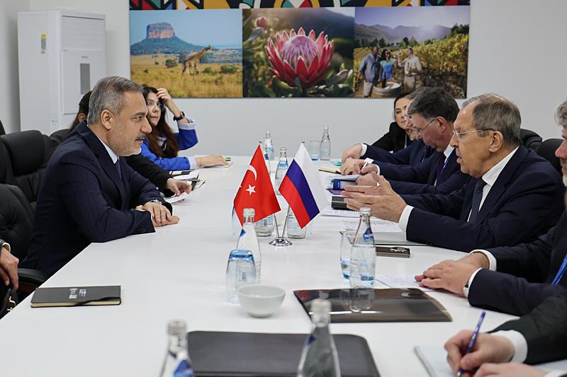 Dışişleri Bakanı Hakan Fidan G20 bakanları toplantısı çerçevesinde Rus mevkidaşı Sergey Lavrov ile bir araya geldi, İHA