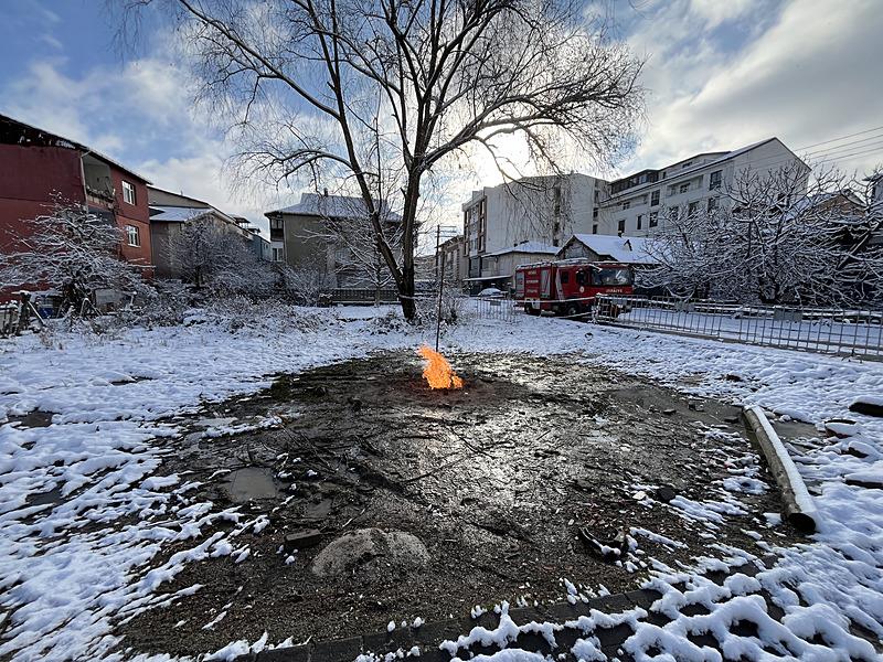 Kocaeli'nin Kartepe ilçesinde metro projesi kapsamında yapılan sondaj çalışması sırasında çıkan yangın, yaklaşık 5 gündür sürüyor. (DHA)