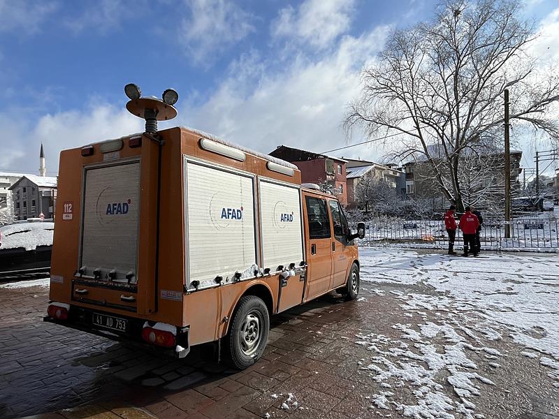  Yangından alınan numunelerin incelemesi sürüyor. (DHA)