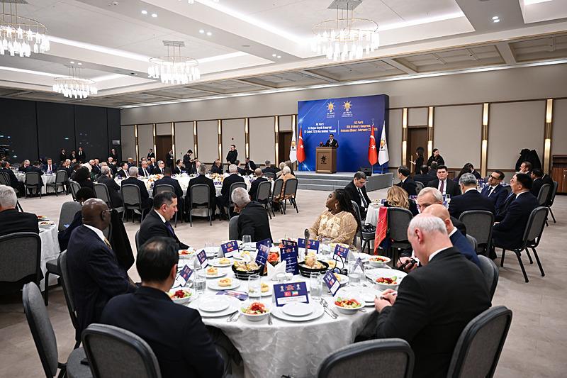 Cumhurbaşkanı Yardımcısı Yılmaz, AK Parti Kongresi'ne davet edilen yabancı konuklar onuruna verilen yemeğe katıldı. (AA)