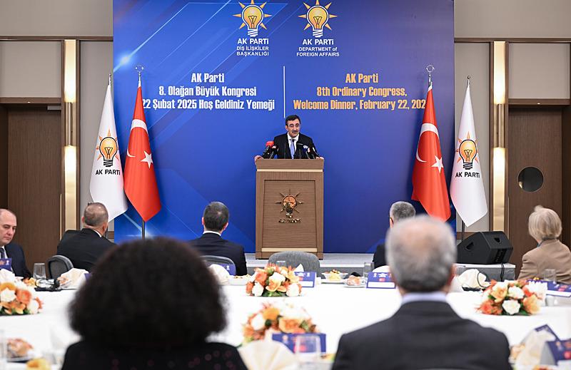 Cumhurbaşkanı Yardımcısı Yılmaz, AK Parti Kongresi'ne davet edilen yabancı konuklar onuruna verilen yemeğe katıldı. (AA)