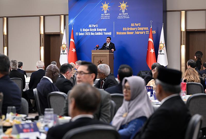 Cumhurbaşkanı Yardımcısı Yılmaz, AK Parti Kongresi'ne davet edilen yabancı konuklar onuruna verilen yemeğe katıldı. (AA)