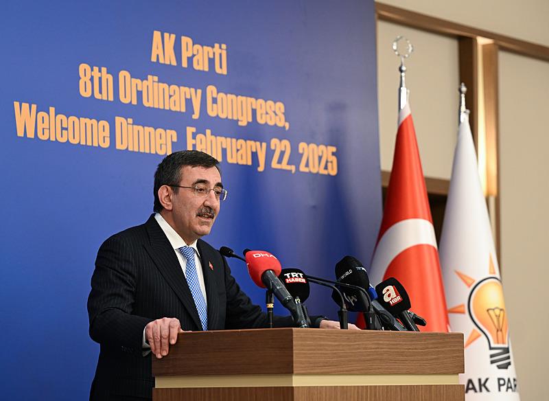 Cumhurbaşkanı Yardımcısı Yılmaz, AK Parti Kongresi'ne davet edilen yabancı konuklar onuruna verilen yemeğe katıldı. (AA)