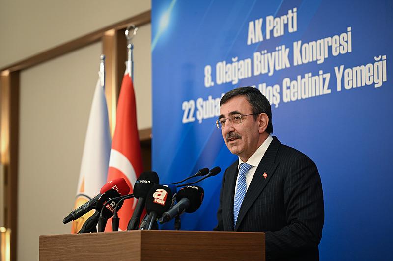 Cumhurbaşkanı Yardımcısı Yılmaz, AK Parti Kongresi'ne davet edilen yabancı konuklar onuruna verilen yemeğe katıldı. (AA)