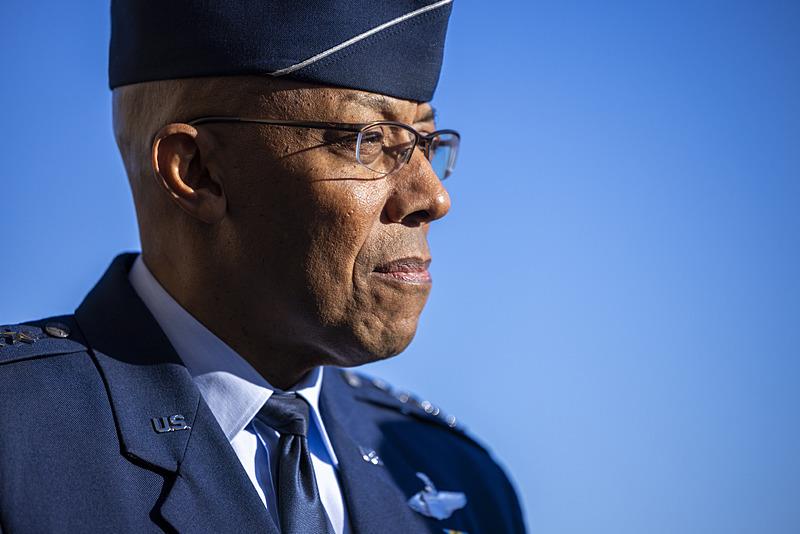ABD Genelkurmay Başkanı Charles Q. Brown Jr. 27 Ocak 2025 tarihinde Arlington, Virginia, ABD'deki Pentagon'daki ilk resmi gününe gelen Savunma Bakanı Pete Hegseth'in (resimde görülmüyor) basın mensuplarının sorularını yanıtlamasını dinliyor, EPA