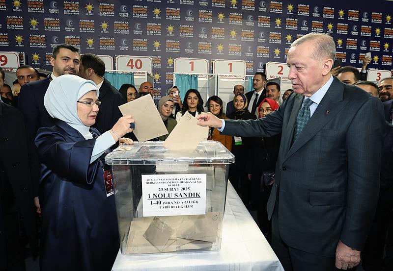 Başkan Recep Tayyip Erdoğan ve eşi Emine Erdoğan, AK Parti 8'inci Olağan Büyük Kongresi'nde (AA)