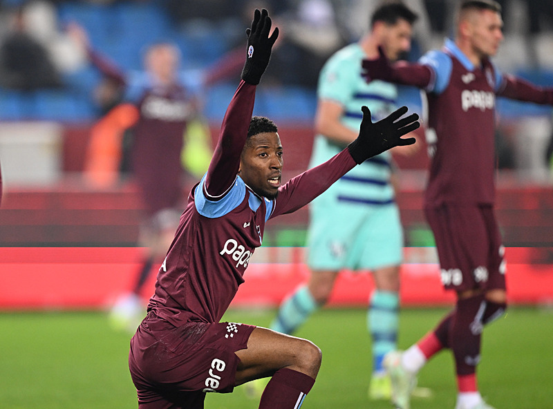 Simon Banza'nın pozisyona tepkisi (AA)