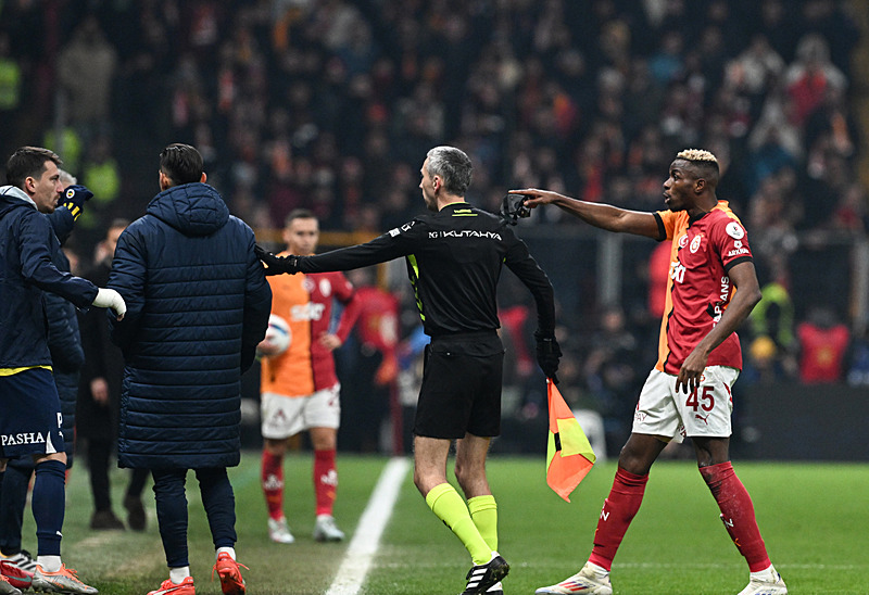 Victor Osimhen Fenerbahçe derbisinde Mert Hakan Yandaş ile tartıştı (AA)