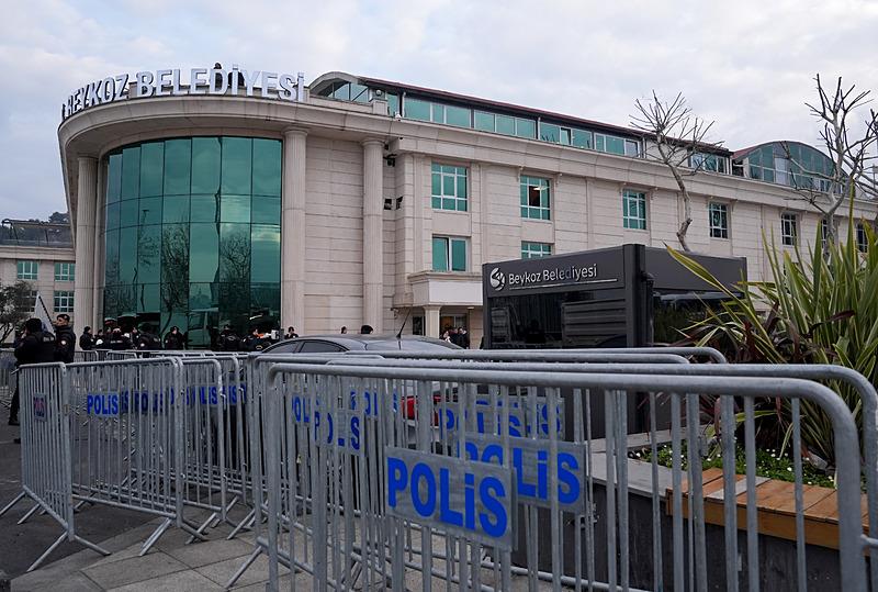 Gözaltı işlemlerinin sabah 06.00'dan sonra yapıldığı bilgisine ulaşıldı. (AA)