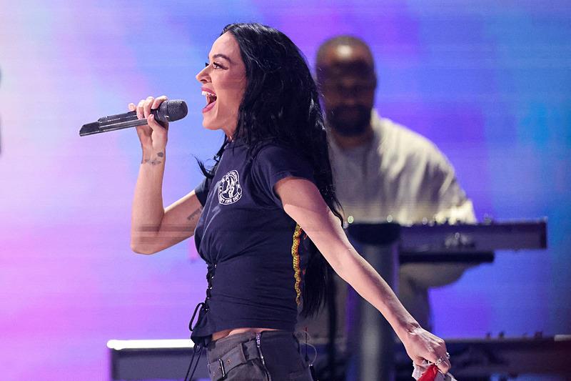 ABD'li şarkıcı Katy Perry uzay yolculuğu yapacak. (Reuters)