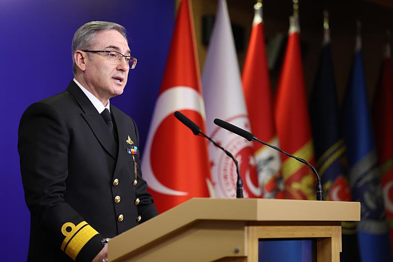 Milli Savunma Bakanlığı (MSB) Basın-Halkla İlişkiler Müşaviri ve Bakanlık Sözcüsü Tuğamiral Zeki Aktürk, bakanlıkta haftalık basın bilgilendirme toplantısı düzenledi (Fotoğraf: AA)