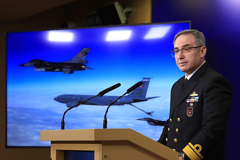 Milli Savunma Bakanlığı (MSB) Basın-Halkla İlişkiler Müşaviri ve Bakanlık Sözcüsü Tuğamiral Zeki Aktürk, bakanlıkta haftalık basın bilgilendirme toplantısı düzenledi (Fotoğraf: AA)