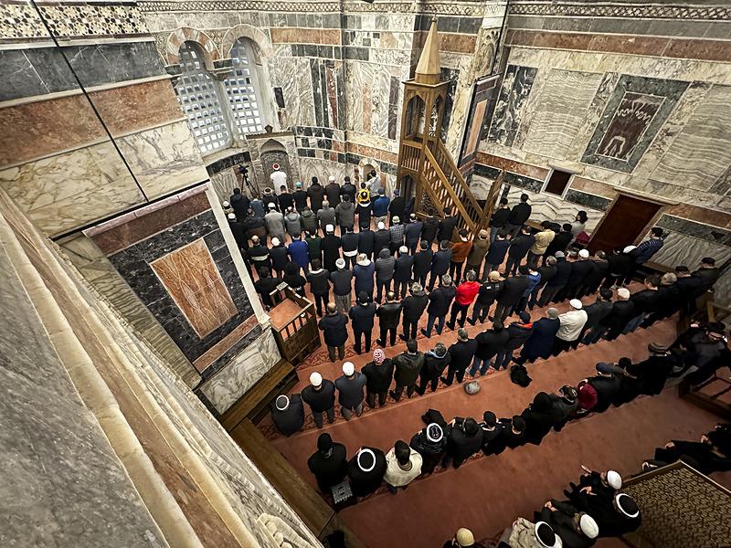 stanbul'da rahmet ve bereket ayı olan ramazan ayının başlamasıyla birlikte ilk teravih namazı, Kültür ve Turizm Bakanlığı Vakıflar Genel Müdürlüğü mülkiyetinde olan Kariye Camisi'nde kılındı. (AA)