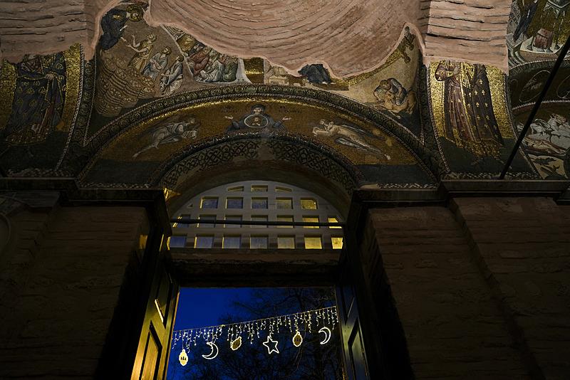 Kültür ve Turizm Bakanlığı Vakıflar Genel Müdürlüğü mülkiyetinde olan Kariye Camisi'nin etrafındaki sokak lambalarına ramazan ayının gelmesiyle ışıklar asılarak süslendi. (AA)