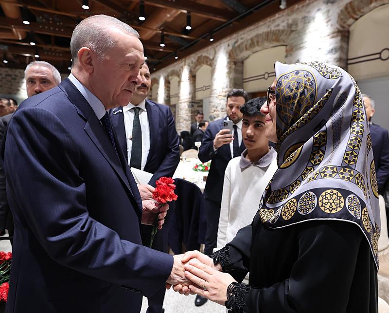 Başkan Recep Tayyip Erdoğan, Cumhurbaşkanlığı Dolmabahçe Ofisi'nde ʺŞehit Aileleri ve Gazilerle İftar Programıʺna katıldı. Erdoğan, burada ailelerle sohbet etti. (AA)