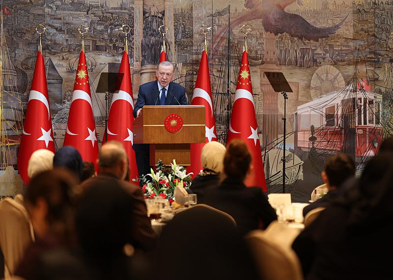 Başkan  Recep Tayyip Erdoğan, Dolmabahçe Çalışma Ofisi'nde şehit aileleriyle iftar programında bir araya geldi. Erdoğan, burada konuşma yaptı.