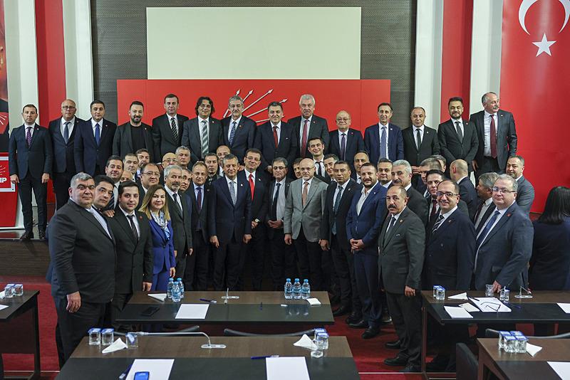 CHP Genel Başkanı Özgür Özel, İBB Başkanı Ekrem İmamoğlu ile birlikte CHP Genel Merkezi'nde düzenlenen toplantıda, il başkanları, il belediye başkanları, ilçe başkanları, ilçe belediye başkanları, il kadın kolları başkanları ve il gençlik kolları başkanları ile buluştu (Fotoğraf: AA)