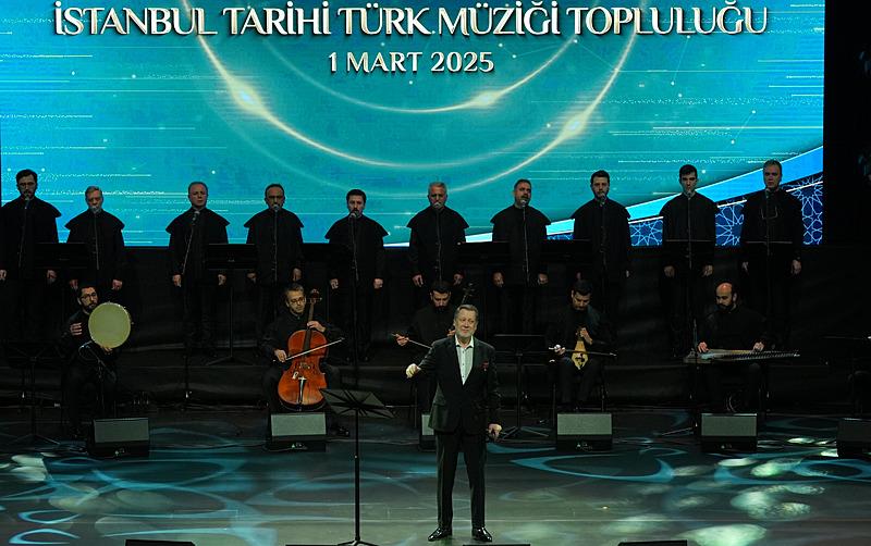 Cumhurbaşkanlığı Külliyesi'nde ramazan etkinlikleri kapsamında ʺAhmet Özhan ve Mana Konseriʺ gerçekleştirildi. Beştepe Millet Kongre ve Kültür Merkezi'nde düzenlenen konserde, usta sanatçı Ahmet Özhan'a, İstanbul Tarihi Türk Müziği Topluluğu eşlik etti. (AA)