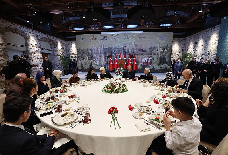 Cumhurbaşkanı Recep Tayyip Erdoğan, Cumhurbaşkanlığı Dolmabahçe Ofisi'nde ʺŞehit Aileleri ve Gazilerle İftar Programıʺna katıldı. (AA)