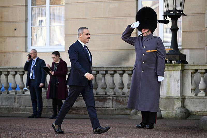 Dışişleri Bakanı Fidan, İngiltere'de Ukrayna konulu toplantının ardından basına konuştu. (EPA)