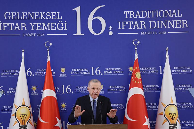 Başkan Recep Tayyip Erdoğan, AK Parti Genel Merkezi'nde düzenlenen, Geleneksel Büyükelçiler İftarı'na katılarak konuşma yaptı. (AA)