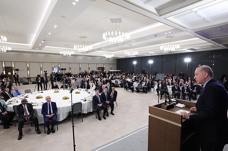 Başkan Recep Tayyip Erdoğan, AK Parti Genel Merkezi'nde düzenlenen, Geleneksel Büyükelçiler İftarı'na katılarak konuşma yaptı. (AA)