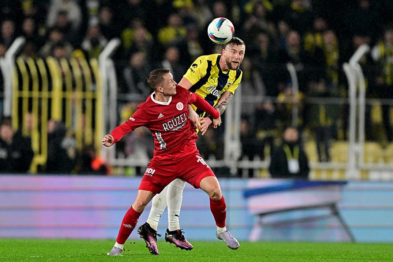 Fenerbahçe, Antalyaspor galibiyeti ile puan farkını 4'e indirdi. (AA)
