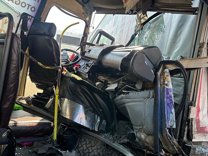 Artvin'de minibüs, TIR'a çarptı. (DHA)