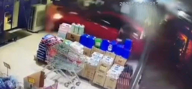 Muğla'da kontrolden çıkan otomobil markete daldı (Fotoğraf: DHA)