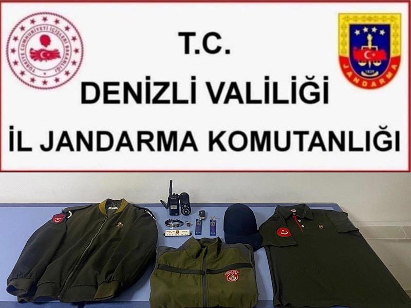  Şüphelinin evinde yapılan aramada; jandarma araç giriş kartı, telsiz ve jandarma kıyafetleri bulundu. (DHA)