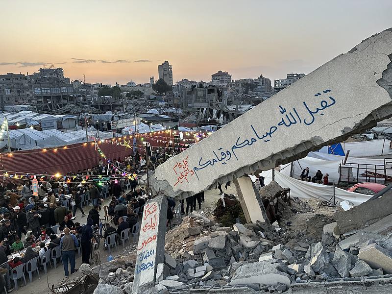 Gazze'de enkaz arasında toplu iftar programı düzenlendi. (AA)