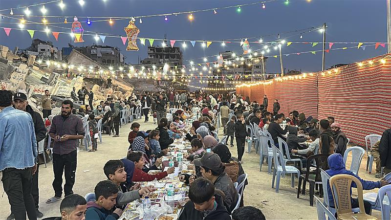 Gazze'de enkaz arasında toplu iftar programı düzenlendi. (AA)