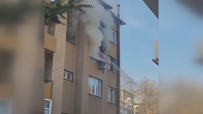istanbul-kartalda-5-katli-binada-cikan-yangin-sonduruldu-1741278700831.jpeg Kartal'da 5 katlı binada çıkan yangında bir itfaiye eri 2 kişi yaralandı. (DHA)