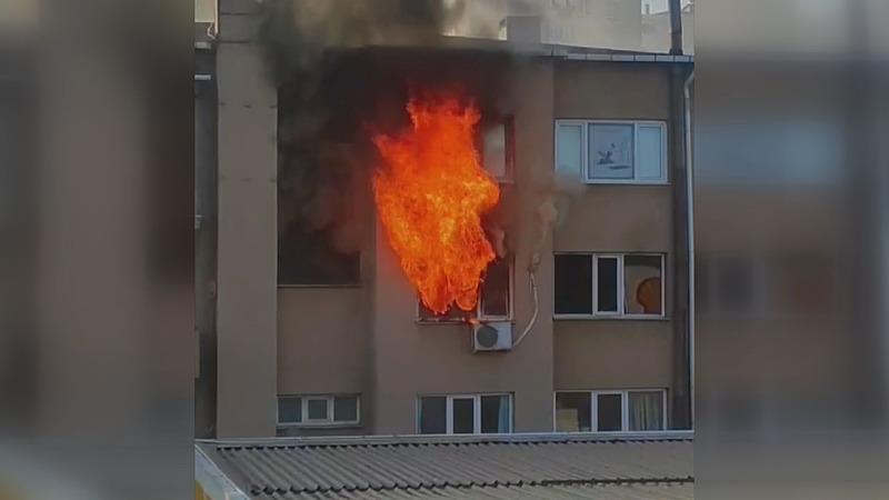 Kartal'da 5 katlı binada çıkan yangında bir itfaiye eri 2 kişi yaralandı. (DHA)