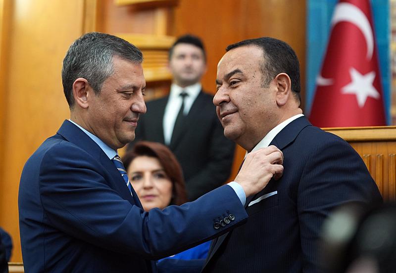 Özgür Özel Adnan Beker'e CHP rozeti taktı