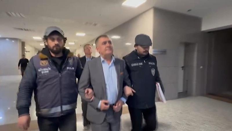 (TÜSİAD) Yönetim Kurulu Başkanı Orhan Turan ve Yüksek İstişare Konseyi (YİK) Başkanı Mehmet Ömer Arif Aras, dernek genel kurulundaki konuşmalarında kullandıkları ifadelere ilişkin başlatılan soruşturmada yurt dışı yasağı ve adli kontrol şartıyla serbest bırakıldı (20 Şubat, Takvim.com.tr Arşiv)