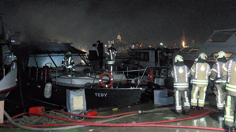 Haliç'te teknede çıkan yangın kısa sürede bitişiğindeki başka bir tekneye de sıçradı. (DHA)