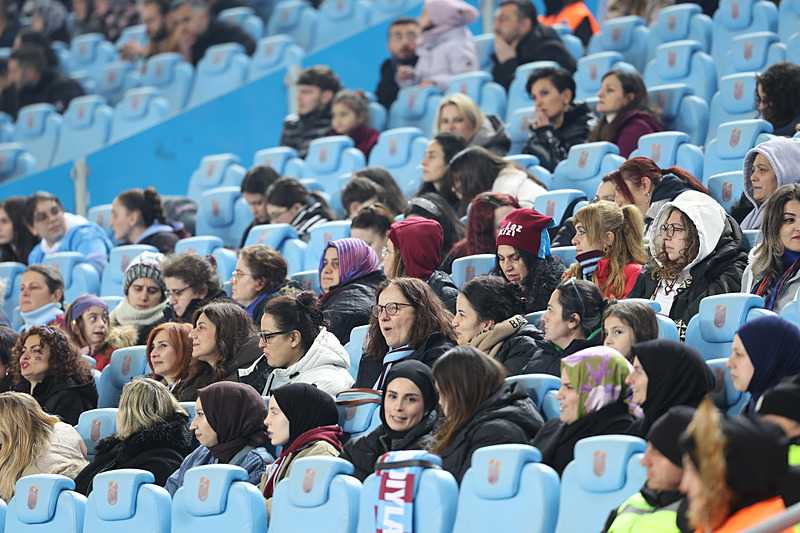 Trabzonsporlu kadın taraftarlar maça ilgi gösterdi (DHA)