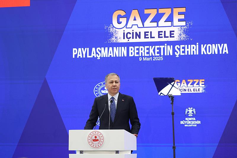 İçişleri Bakanı Yerlikaya, Konya'da ʺGazze İçin El Eleʺ iftar programında konuştu. (AA)