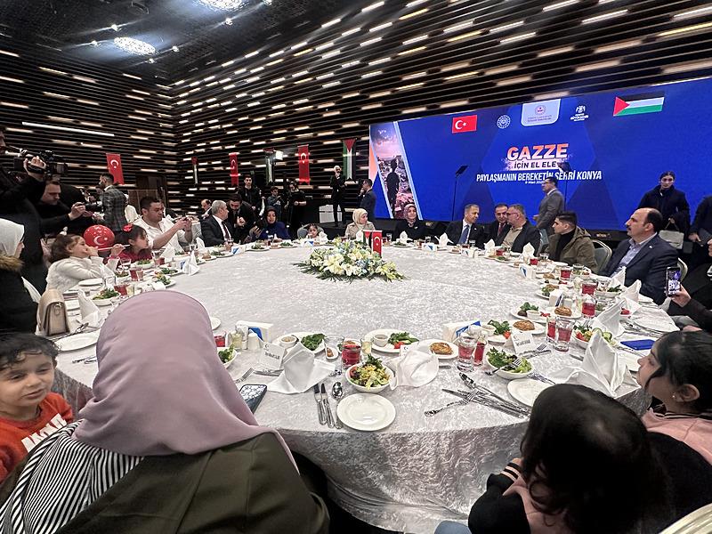 İçişleri Bakanı Yerlikaya, Konya'da ʺGazze İçin El Eleʺ iftar programında konuştu. (AA)