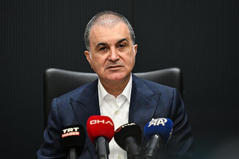 AK Parti Genel Başkan Yardımcısı ve Parti Sözcüsü Ömer Çelik, partisinin Adana İl Başkanlığı'nda düzenlediği basın toplantısında açıklamada bulundu. (AA)
